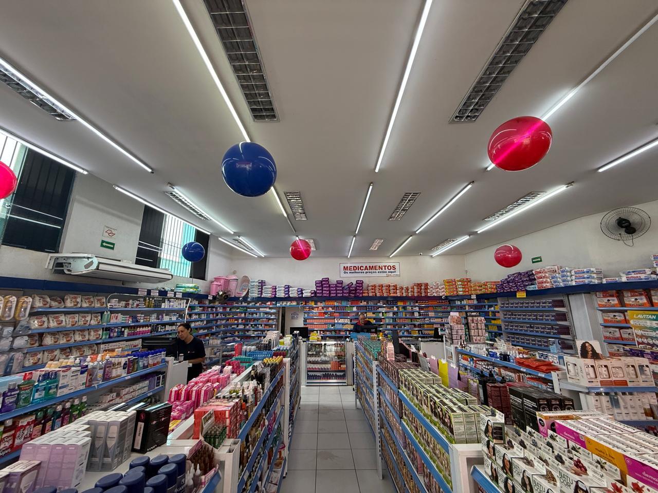 Interior espaçoso e organizado da MelloFarma